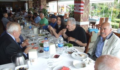Plaketleri Türel verdi